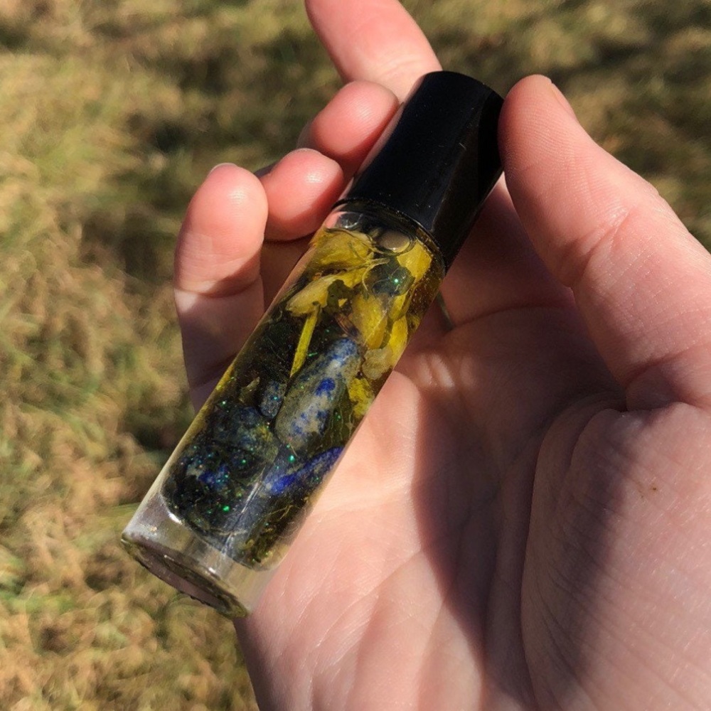 Jasmine essential oil roller made with lapis lazuli glitter and dried jasmine